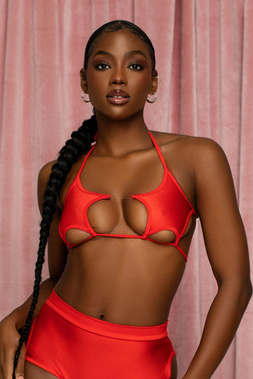 Parte superior de bikini con estrellas rojas